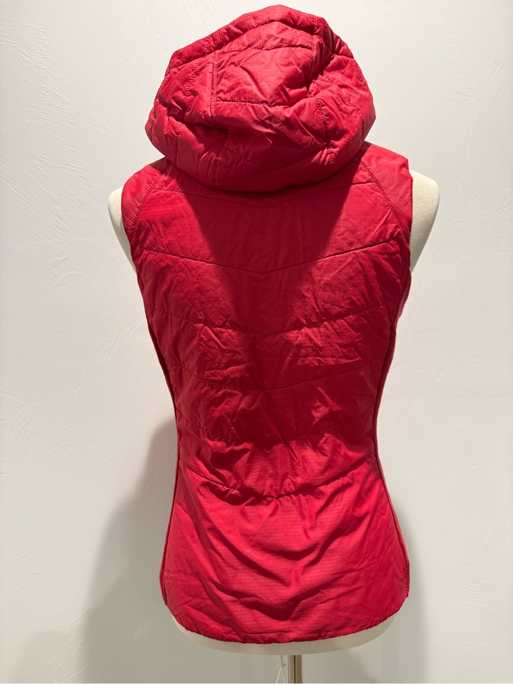 Smartwool Women's Smartloft 60 Hoodie Vest in the "Currant" red - Picture 2 of 6